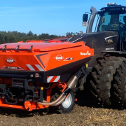 KUHN TF 2300 C dobbelt fronttank og tvillinghjul pakker godt